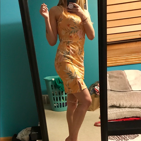 Missguided Dresses & Skirts - Floral 90s-Style Dress